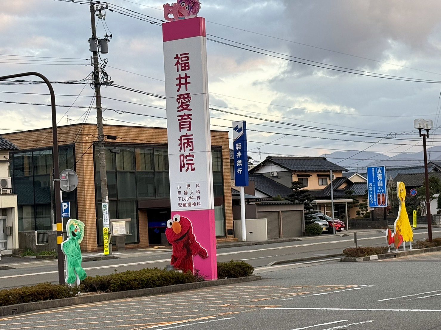 病院の入口に立つセサミストリートの仲間たち