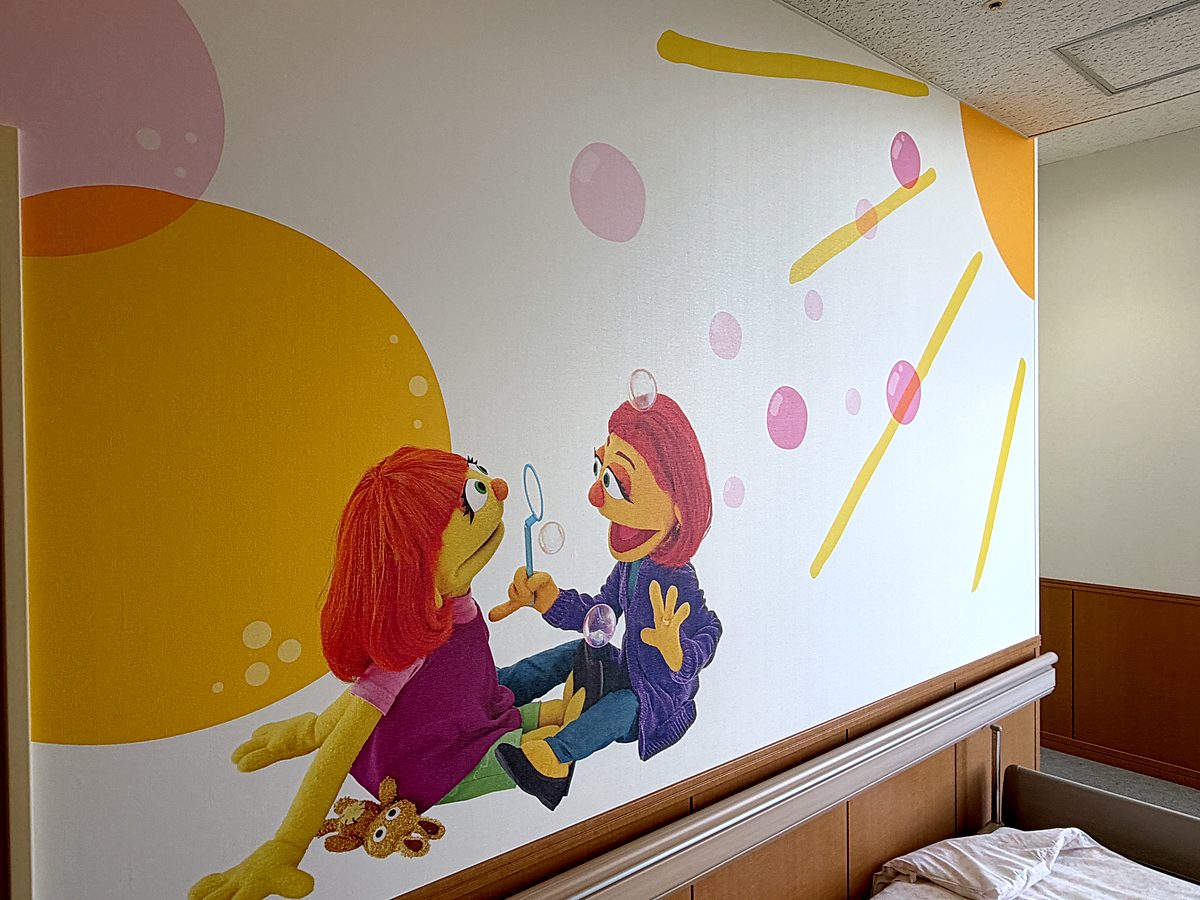 なかよく遊ぶセサミストリートの仲間たちの壁画