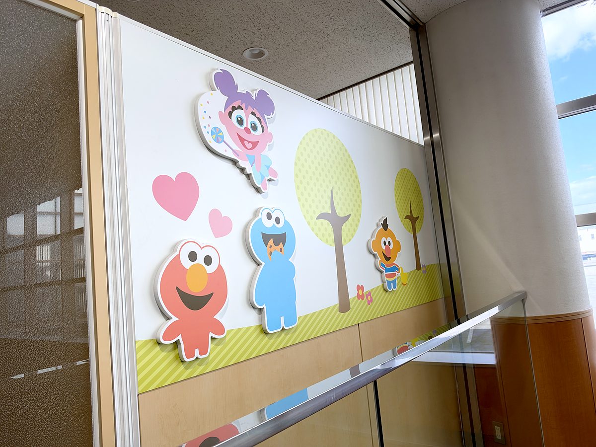セサミストリートの仲間たちが並ぶ壁