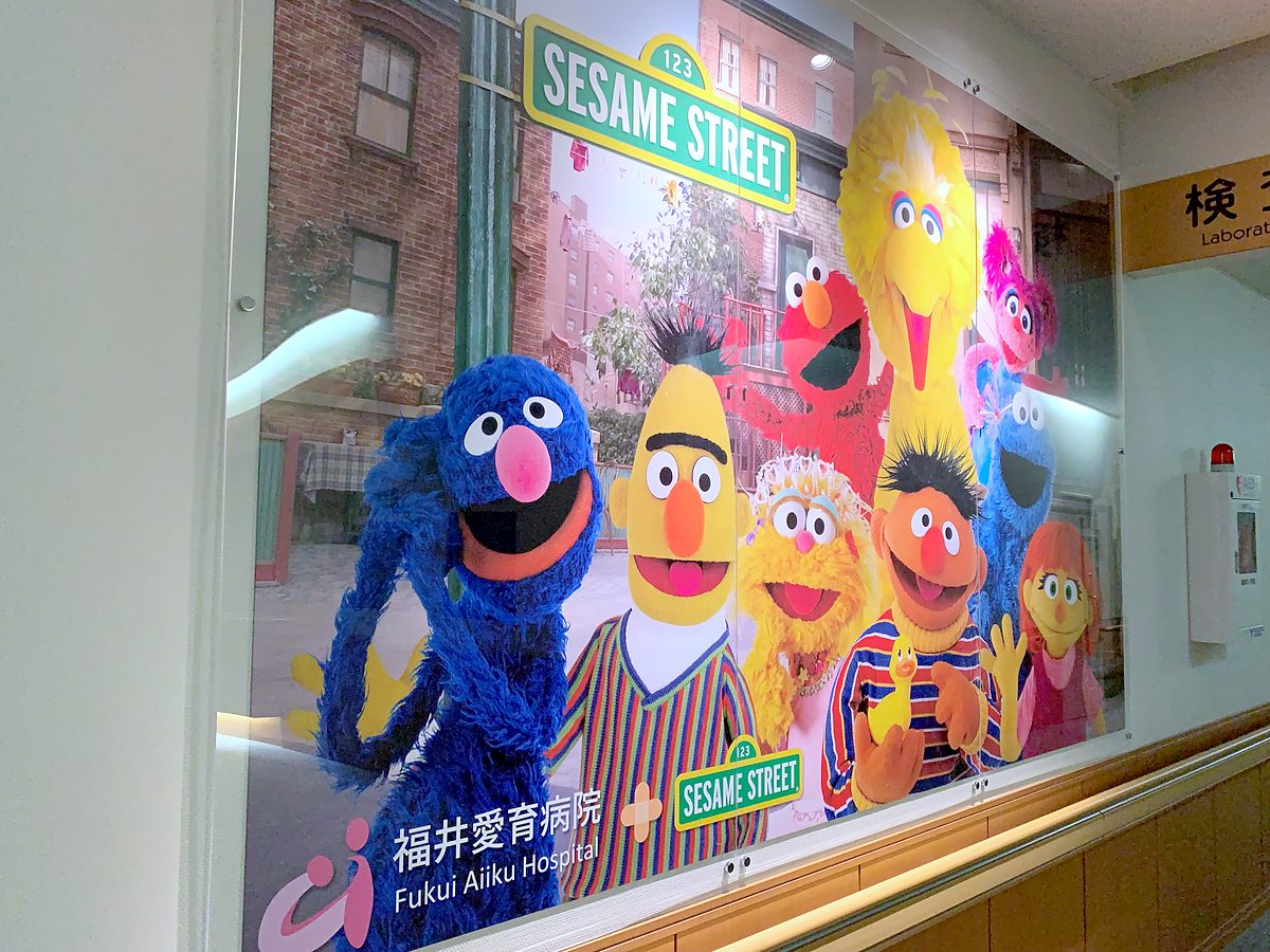 検査室前の大きな壁画